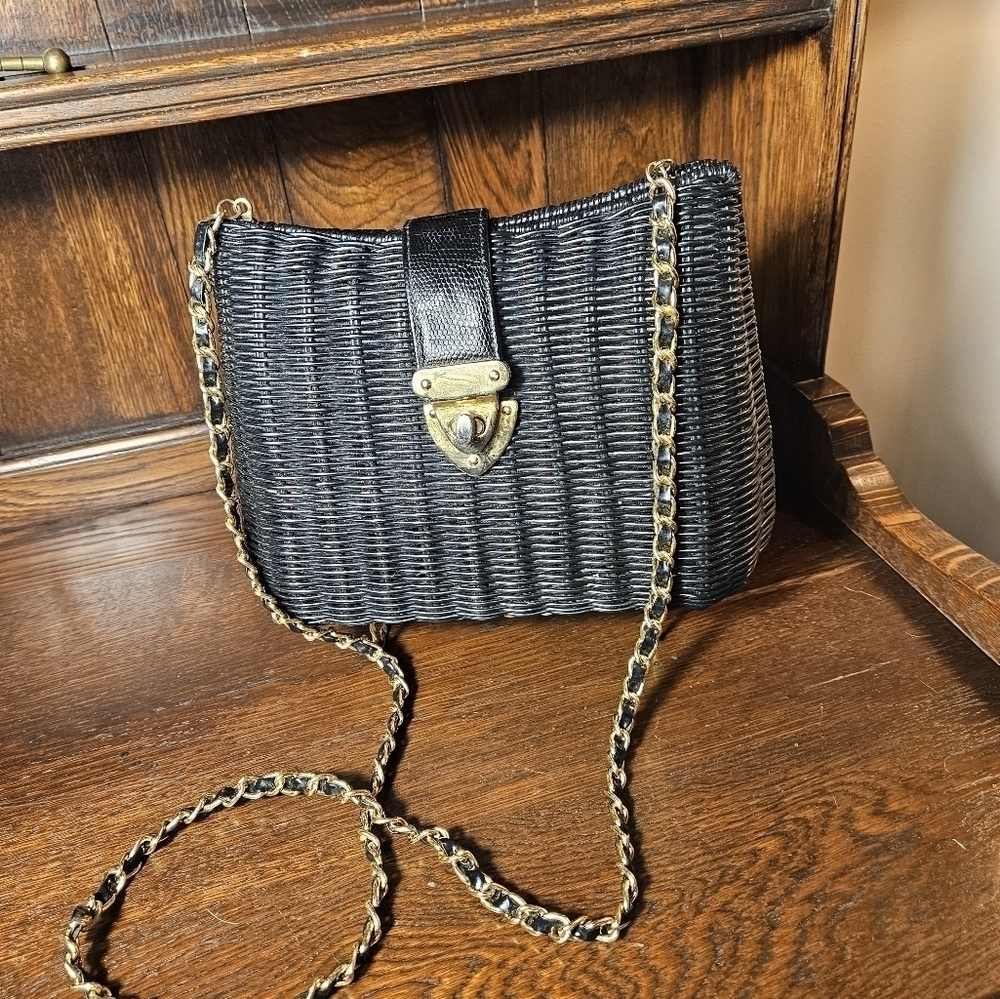 Vintage Black Basket weave shoulder bag. - Picture 11 of 15